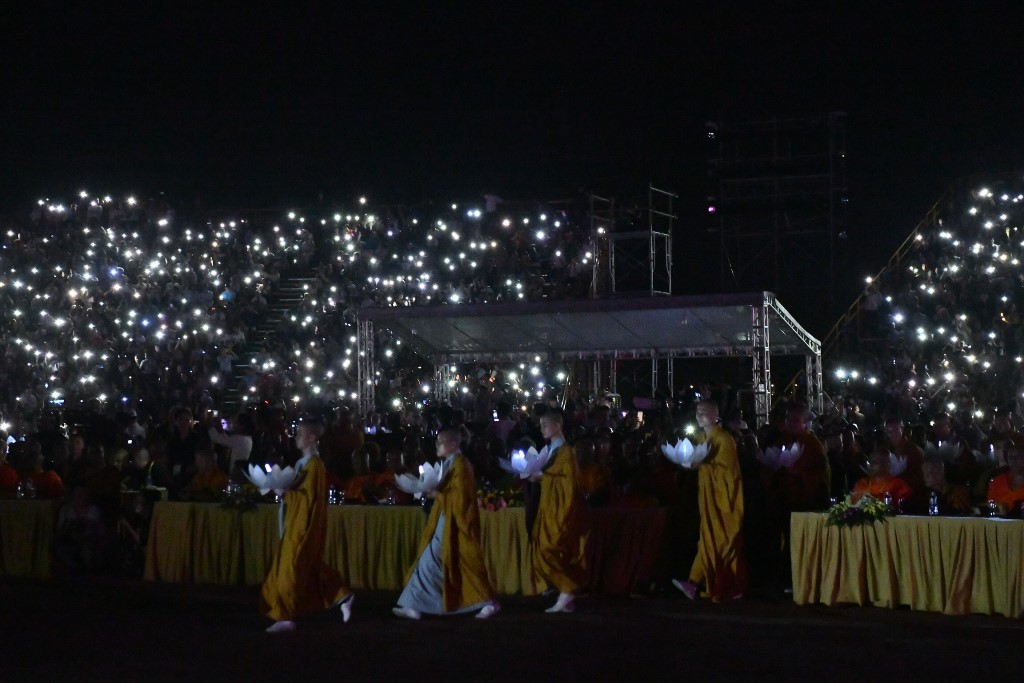 Hà Nam: Hàng vạn người thưởng thức đêm văn nghệ do VTV1 trực tiếp - chào mừng Đại lễ Vesak LHQ