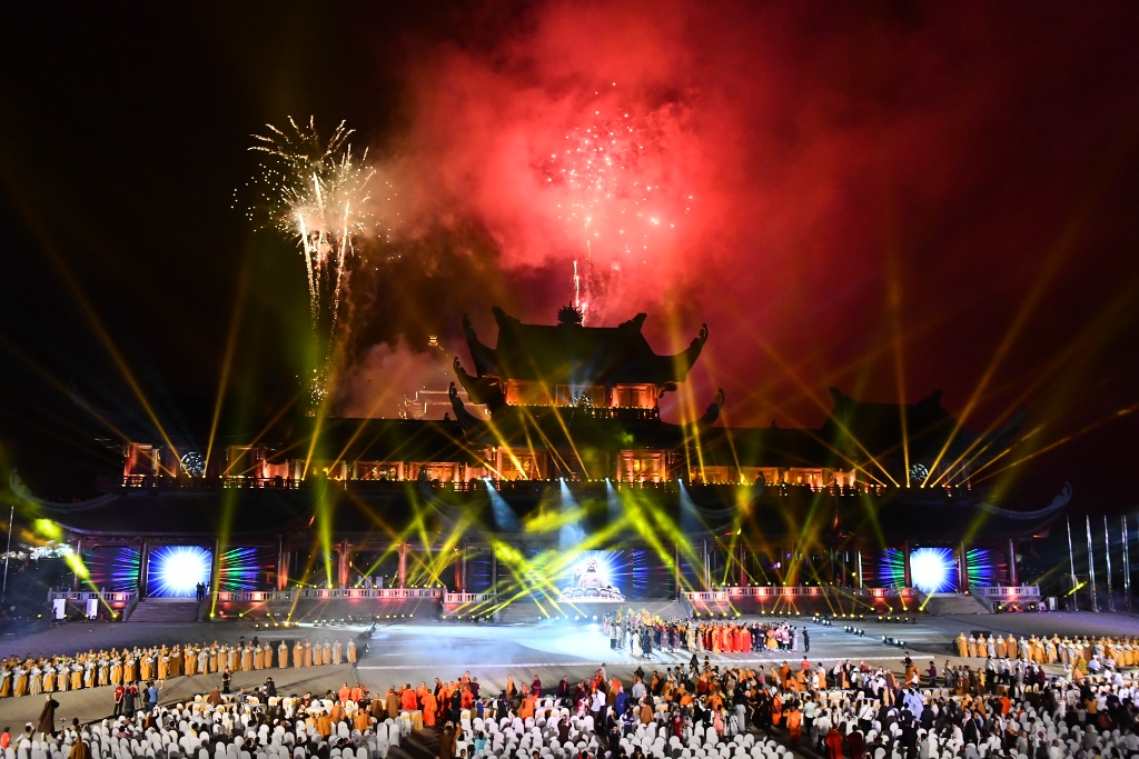 Hà Nam: Hàng vạn người thưởng thức đêm văn nghệ do VTV1 trực tiếp - chào mừng Đại lễ Vesak LHQ